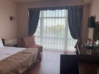 Гостиница Евразия Анапа Двухместный номер с 2 отдельными кроватями, вид на море-1